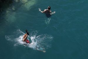 Viral έγιναν οι Παριζιάνοι! Βάζουν αλουμινόχαρτο στα παράθυρα για να γλιτώσουν από τη ζέστη! ΒΙΝΤΕΟ