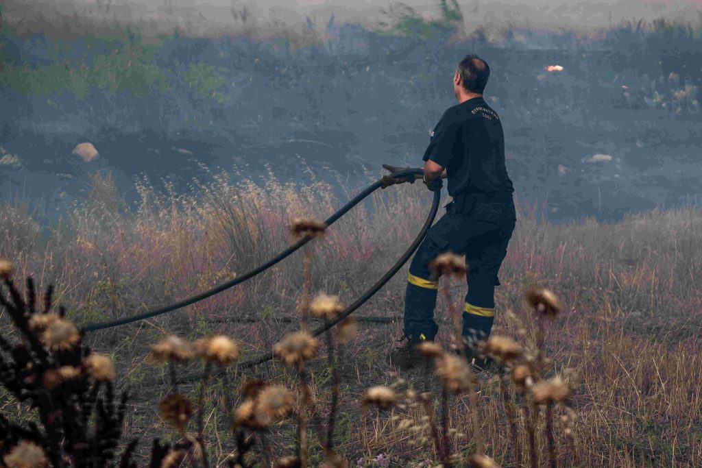 Συνεχίζεται η επιχείρηση για την κατάσβεση της φωτιάς στα Τσαΐρια στην Περαία – ΒΙΝΤΕΟ