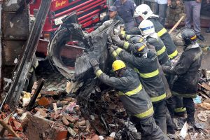 Συγκλονιστικό ΒΙΝΤΕΟ: Ιδιωτικό αεροσκάφος έκανε αναγκαστική προσγείωση αλλά…πήρε φωτιά! Νεκροί οι πιλότοι