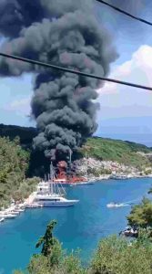Συνελήφθη 30χρονος πλοίαρχος μετά τη φωτιά σε δύο τουριστικά σκάφη και τη βύθισή τους στους Παξούς