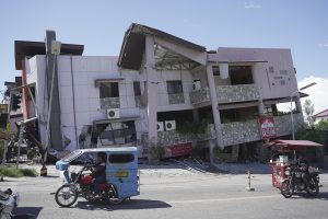 Ουρανοξύστης… «χορεύει» την ώρα του σεισμού 7,8 ρίχτερ, vid