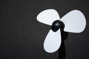 Το αδιαχώρητο σε καταστήματα με ανεμιστήρες και κλιματιστικά στη Γαλλία – Vid