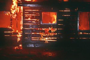 Απίστευτο ΒΙΝΤΕΟ! Γυναίκα… πυρπόλησε το διαμέρισμά της για μερικά δολάρια