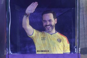 Viral έγινε η πρώτη δημόσια εμφάνιση του δεξιού προέδρου της Κολομβίας – Vid