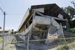 Φιλιππίνες: Πισίνα προκαλεί το δικό της… “τσουνάμι” εν μέσω ισχυρού σεισμού, vid