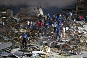Φοβερό ΒΙΝΤΕΟ: Γυναίκα γέννησε μέσα στα συντρίμμια κτιρίου στην Βενεζουέλα