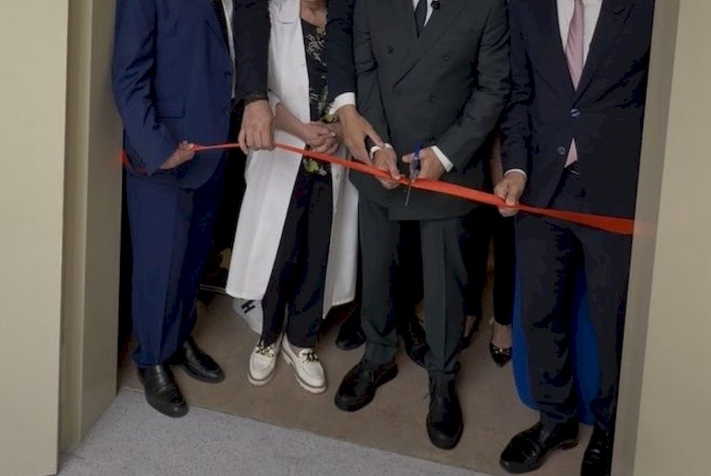 Γιατί κόβουμε κόκκινη κορδέλα στα εγκαίνια; Η ιστορία πίσω από μια παγκόσμια παράδοση