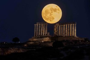 Εντυπωσίασε το “Φεγγάρι της Φράουλας” – Δείτε εικόνες από Αθήνα, Θεσσαλονίκη και Ναύπλιο