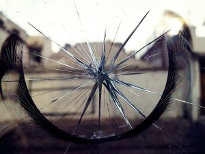 Χέρια από ατσάλι φέρνουν την καταστροφή: Δεν όριζε τη δύναμή του όταν τον πέταξαν έξω από συρμό! (Vid)