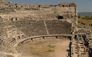 Τούρκοι γέμισαν αρχαίο ελληνικό θέατρο για το… Μουντιάλ! Η κατάληξη όμως τους προσγείωσε – Vid