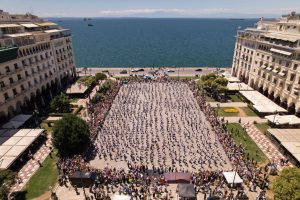 Η Θεσσαλονίκη χόρεψε ζεϊμπέκικο και κατέρριψε το ρεκόρ Γκίνες – Εντυπωσιακές φωτογραφίες!