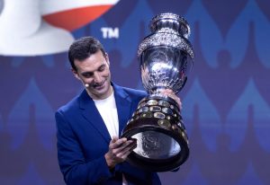 Μεγάλες οικειότητες! Ο Ισπανός προπονητής αγκαλιάζει τον προπονητή της Αργεντινής σε viral βίντεο