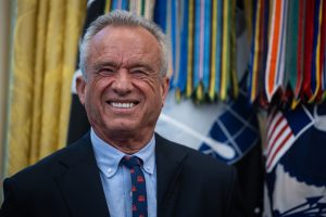 Ο Τραμπ σε μεγάλα κέφια: Ο RFK, η αγελάδα – δείπνο και το…ρακούν! Δείτε στο ΒΙΝΤΕΟ