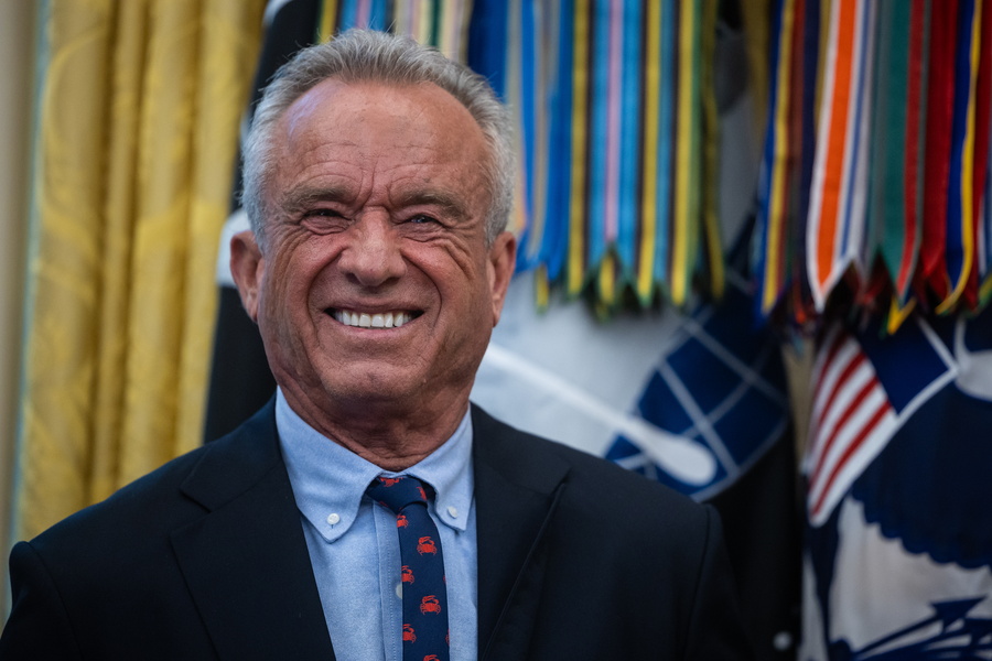 Ο Τραμπ σε μεγάλα κέφια: Ο RFK, η αγελάδα – δείπνο και το…ρακούν! Δείτε στο ΒΙΝΤΕΟ