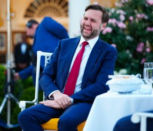 Κωμικός Τραμπ! Τι έδωσε κρυφά στον Τζέι Ντι Βανς…ΒΙΝΤΕΟ
