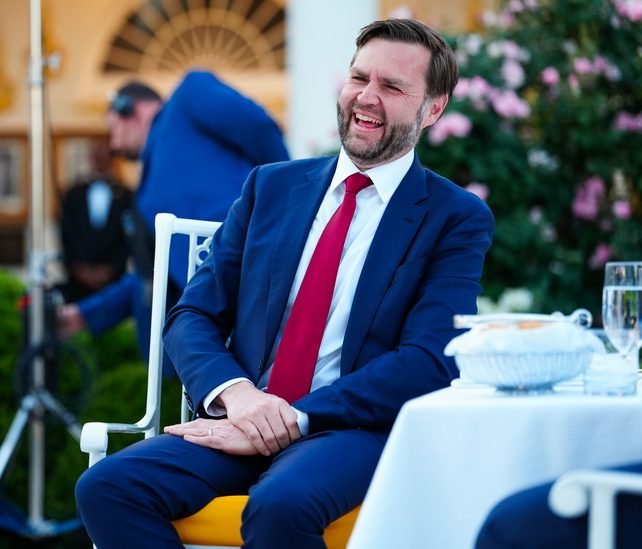 Κωμικός Τραμπ! Τι έδωσε κρυφά στον Τζέι Ντι Βανς…ΒΙΝΤΕΟ