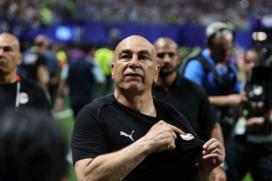 Όλοι συζητούν την χειρονομία «Χ» του προπονητή της Αιγύπτου στον διαιτητή – ΒΙΝΤΕΟ