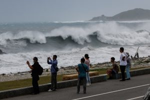 Πάνω από 14.000 άνθρωποι στην Ταϊβάν εγκατέλειψαν τις εστίες τους ενόψει του τυφώνα Μπάβι, vid