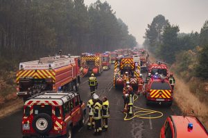 Τρόμος σε ζωντανή σύνδεση: Φιάλη υγραερίου εξερράγη δίπλα σε ρεπόρτερ στις φωτιές της Γαλλίας, vid