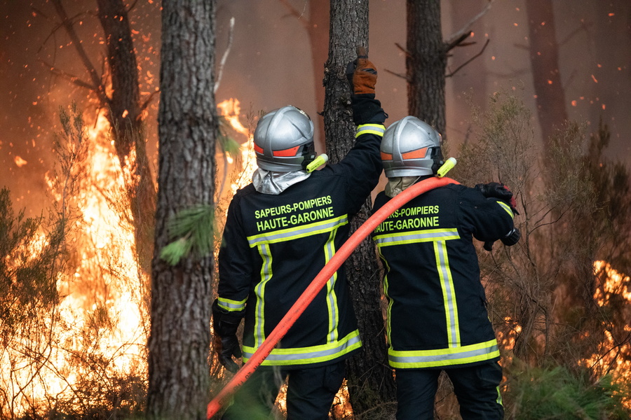 Πυρκαγιές μαίνονται και στην νότια Ιταλία – Εκατοντάδες άνθρωποι έφυγαν με βάρκες, vid