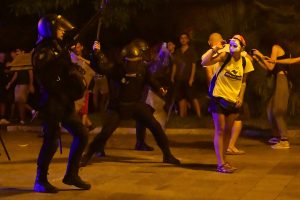 Xάος στη Μαγιόρκα: Διαδηλωτές κατά του υπερτουρισμού συγκρούονται με την αστυνομία – Έριξαν πλαστικές σφαίρες, vid