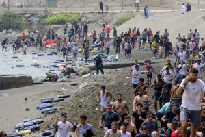 Μαροκινός…”τουρίστας” στην Ισπανία! Έφερε και το ποδήλατό του! vid