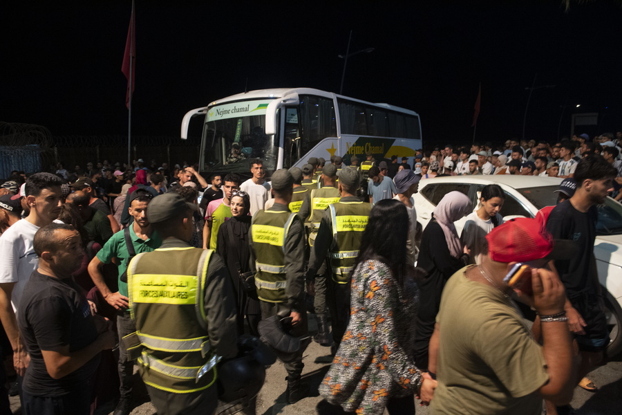 Ισπανός ρεπόρτερ ρώτησε Μαροκινό γιατί ήρθε στη χώρα και απάντησε “Με έμπλεξαν σε έναν φόνο”! vid