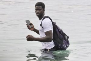 Οι κάτοικοι της Βαρκελώνης βάζουν συρματοπλέγματα στα μπαλκόνια τους για να προστατευτούν από τους αλλοδαπούς! vid