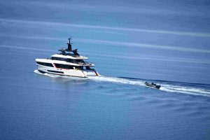 Island hopping: Ταχύπλοο “παλεύει” με τα κύματα στις Κυκλάδες και γίνεται viral!