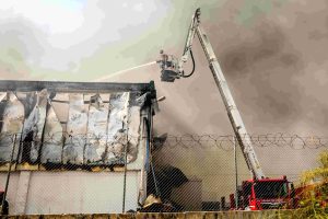 Φωτιά στον Ασπρόπυργο: 11 άτομα μεταφέρθηκαν σε νοσοκομεία – Ένας διασωληνωμένος