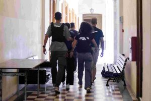 Σύρος: Ελεύθερη με περιοριστικούς όρους η 30χρονη – Σε κατ’ οίκον περιορισμό ο 41χρονος σύζυγός της