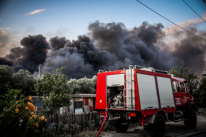 Κάηκαν βιοτεχνίες, ζημιές σε σπίτια: Ολονύχτια μάχη με τις φλόγες στο Ωραιόκαστρο Θεσσαλονίκης – ΒΙΝΤΕΟ-ΦΩΤΟ
