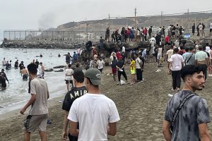 Ισπανία: Ρεπόρτερ μιλούσε για «κουρασμένα γυναικόπαιδα», όμως το ΒΙΝΤΕΟ άλλα έδειχνε