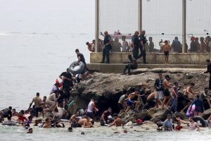 Πώς οι τρομακτικές εικόνες εισβολής αλλοδαπών στην Ισπανία… βοηθούν τον Τραμπ – Vid