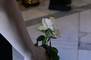 Σε φορτισμένο κλίμα τελέστηκε η εξόδιος ακολουθία για τη Μάρω Κοντού