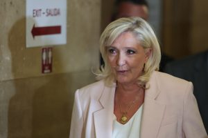 Καταδίκασαν τη δεξιά Λεπέν σε φυλάκιση: Άγνωστο εάν θα είναι υποψήφια στις γαλλικές εκλογές