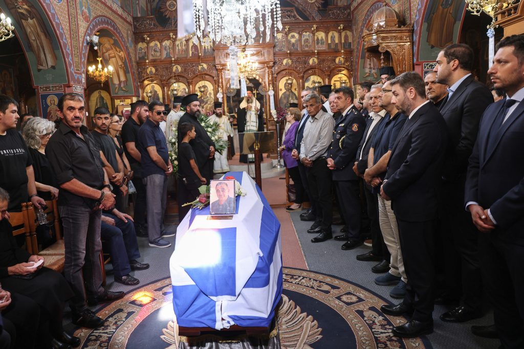 Το τελευταίο αντίο στον πυροσβέστη Μανώλη Στρατιδάκη στο Γερακάρι Ρεθύμνου