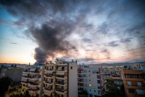 Ωραιόκαστρο: Συνεχίζεται η επιχείρηση κατάσβεσης στο εργοστάσιο ανακύκλωσης – Ελεύθερος αφέθηκε ο 76χρονος