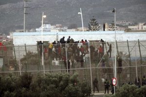 Θέουτα: Σοκάρει η αναλογία τοπικού πληθυσμού και αλλοδαπών που πέρασαν τα σύνορα