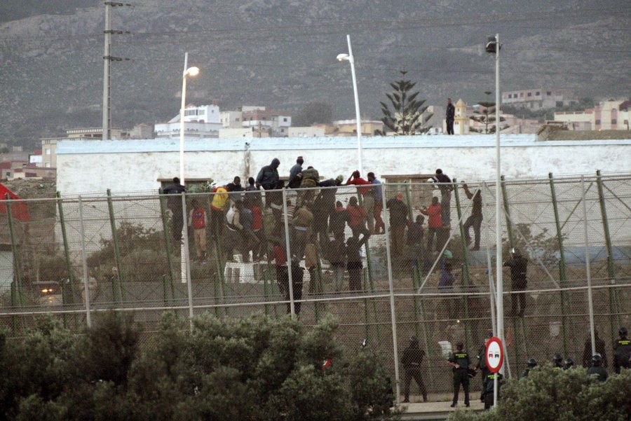 Μεταναστευτικό: Εικόνες «μαζικής εισβολής» στην Ισπανία – Σε κατάσταση έκτακτης ανάγκης η Θέουτα – Vid