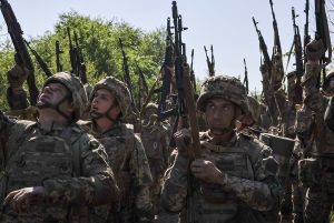 Επιστράτευση στην Ουκρανία: Μάχες μεταξύ ανδρών στρατεύσιμης ηλικίας και στρατιωτικών στους δρόμους – Vid