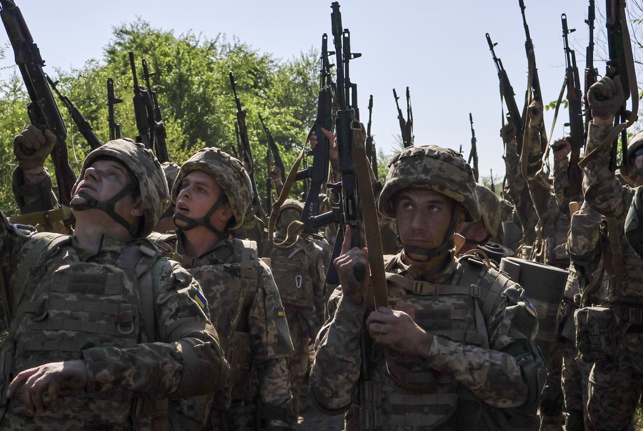 Επιστράτευση στην Ουκρανία: Μάχες μεταξύ ανδρών στρατεύσιμης ηλικίας και στρατιωτικών στους δρόμους – Vid