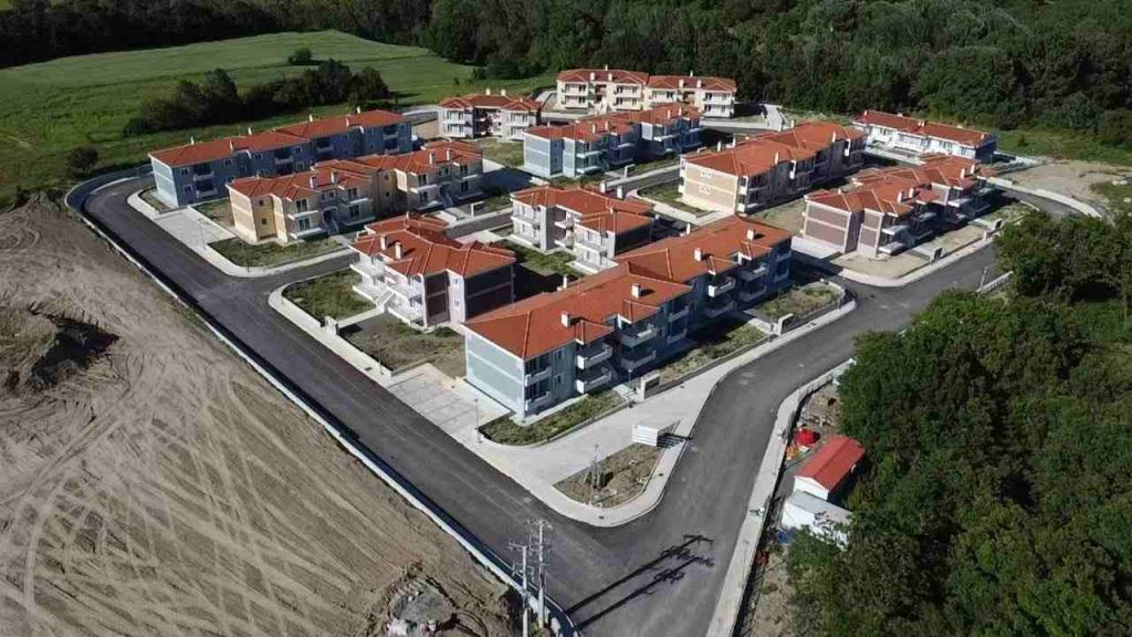 Η ΔΥΠΑ κλείνει εκκρεμότητες δεκαετιών με παράδοση άνω των 10.000 εργατικών κατοικιών
