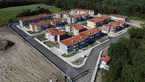 Η ΔΥΠΑ κλείνει εκκρεμότητες δεκαετιών με παράδοση άνω των 10.000 εργατικών κατοικιών