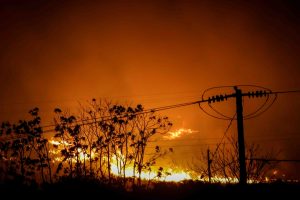 Ανεξέλεγκτη η φωτιά στο Ωραιόκαστρο – Στις φλόγες βιοτεχνία, εργοστάσιο και αποθήκη – ΒΙΝΤΕΟ και ΦΩΤΟ