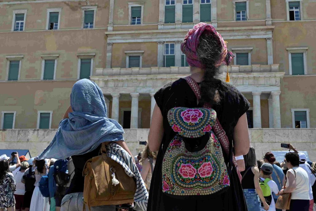 Καιρός: Ζέστη σήμερα με 36άρια, μελτέμια στο Αιγαίο και τοπικές βροχές μετά το μεσημέρι – Δείτε σε ποιες περιοχές