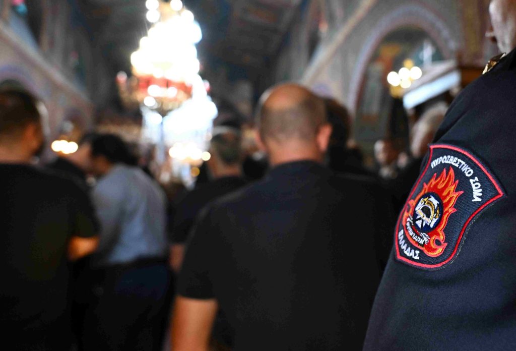 Το τελευταίο αντίο στον πυροσβέστη Μανώλη Στρατιδάκη στο Γερακάρι Ρεθύμνου