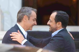 Μητσοτάκης σε Χριστοδουλίδη: Στηρίζουμε τις πρωτοβουλίες για επανέναρξη των συνομιλιών στο κυπριακό ζήτημα