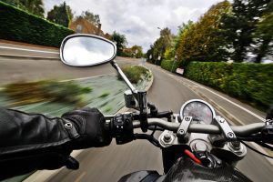 Μοτοσικλετιστής τρέχει με 286 χλμ/ώρα και σκοτώνει τον συνεπιβάτη του! Βιντεοσκόπησε τον εαυτό του