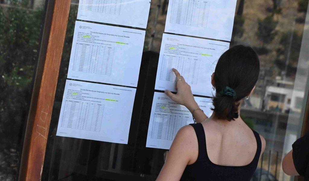 Πανελλαδικές Εξετάσεις 2026: Άνοδος βάσεων στις πολυτεχνικές σχολές και «στροφή» υποψηφίων στις στρατιωτικές σχολές